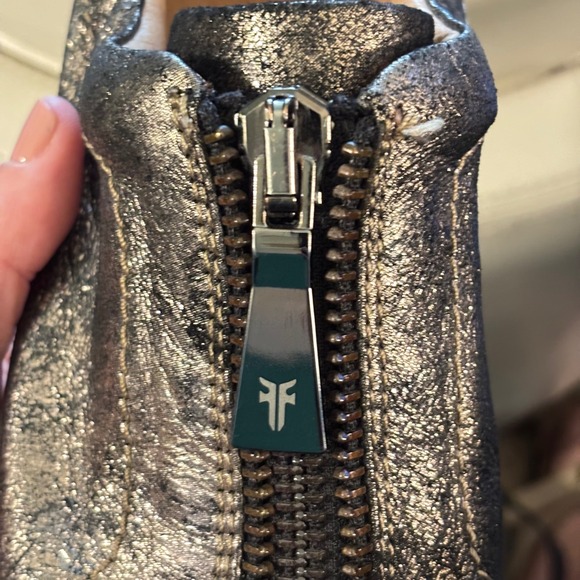 Frye Women's 6.5 Leather‎ Sneakers Metallic Bronze Zip Front Casual Shoes Flaw - Picture 3 of 11